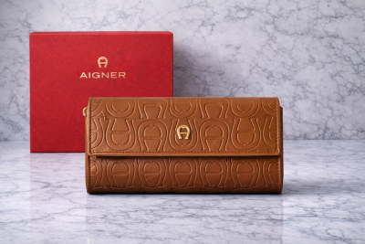 محفظة نسائية فاخرة AIGNER أيجنر بنقشة الشعار – 4 ألوان - Image 4