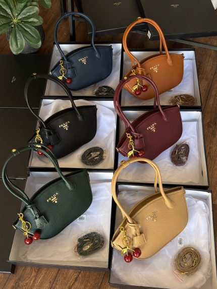 شنطة يد نسائية فاخرة PRADA – تصميم أنيق مع حزام كتف
