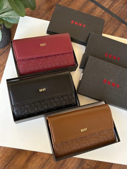 محفظة نسائية DKNY فاخرة بنقشة الماركة – مع علبة أنيقة