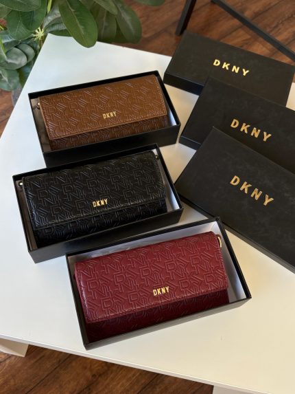 محفظة نسائية DKNY فاخرة بنقشة بارزة – تصميم أنيق